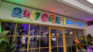 Tampilan depan kafenya aja udah ceria dengan estetik neon gini. Kalau malam pasti makin keliatan bagus deh! (Foto: Atmi Ahsani Yusron/detikcom)