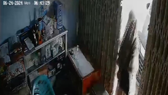 Video CCTV yang memperlihatkan ibu-ibu mencuri pakaian di toko laundry di Palembang.