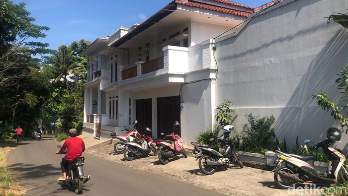 Vila mewah yang jadi pabrik uang palsu di Sukabumi.