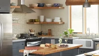 Area memotong dan kitchen Island yang terbuat dari logam melapisi elemen gaya industrial dan vintage. Foto: ADAM ALBRIGHT via Better Homes & Gardens