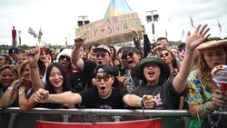 Aksi Panggung SEVENTEEN, K-Pop Pertama di Glastonbury Festival