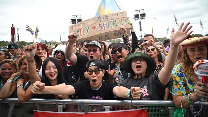 Revellers dance as they watch Seventeen perform on the Pyramid Stage during the Glastonbury Festival at Worthy Farm, in Pilton, near Glastonbury, Somerset, Britain, June 28, 2024.  REUTERS/Dylan Martinez