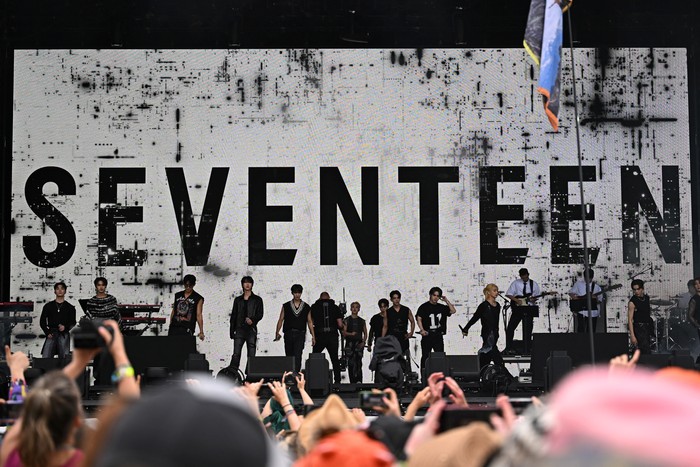 Aksi Panggung SEVENTEEN Pukau Penggemar di Glastonbury Festival Seventeen perform on the Pyramid Stage during the Glastonbury Festival at Worthy Farm, in Pilton near Glastonbury, Somerset, Britain, June 28, 2024. REUTERS/Dylan Martinez