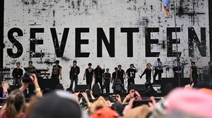SEVENTEEN membuat sejarah sebagai grup K-pop pertama yang tampil di festival musik ikonik di Inggris selatan, Glastonbury Festival. REUTERS/Dylan Martinez