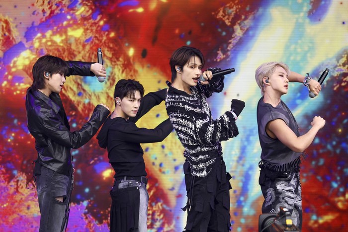 Aksi Panggung SEVENTEEN Pukau Penggemar di Glastonbury Festival Members of the band Seventeen perform during the Glastonbury Festival in Worthy Farm, Somerset, England, Friday, June 28, 2024. (Joel C Ryan/Invision/AP)