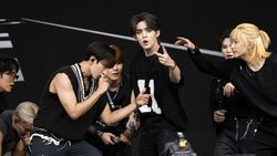Aksi Panggung SEVENTEEN, K-Pop Pertama di Glastonbury Festival