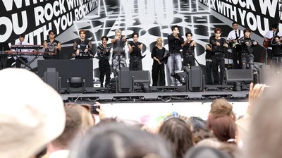 Aksi Panggung SEVENTEEN, K-Pop Pertama di Glastonbury Festival