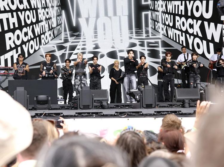 Aksi Panggung SEVENTEEN, K-Pop Pertama di Glastonbury Festival
