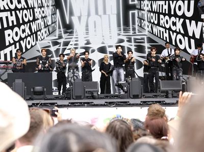 Aksi Panggung SEVENTEEN, K-Pop Pertama di Glastonbury Festival