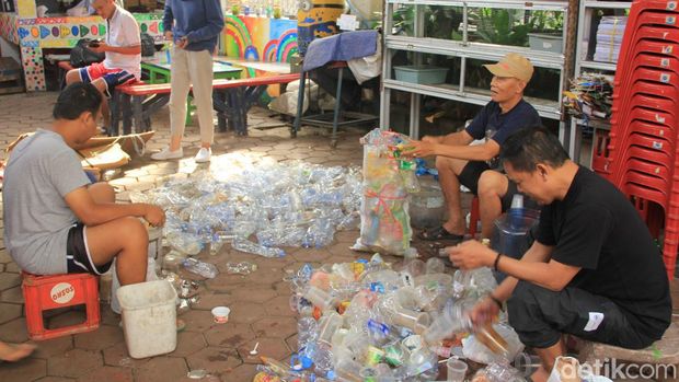 Aktivitas pemilahan sampah warga Kampung Cibunut di bank sampah.