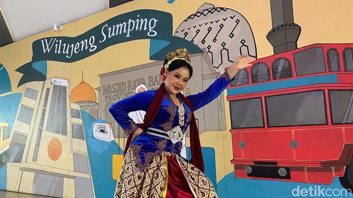 Amelia Putri, anauncer PT KAI Daop 2 Bandung dan juga penari Jaipong.