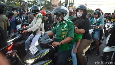 Antusias Ribuan Bonek Nonton Laga Anniversary Game Persebaya vs Persibo