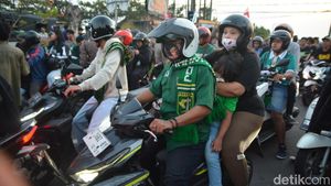 Antusias Ribuan Bonek Nonton Laga Anniversary Game Persebaya vs Persibo