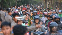 Jalan Romokalisari sesak dipenuhi para suporter (Foto: Rifki Afifan Pridiasto)