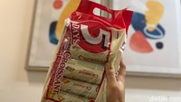 Tak hanya keripik atau snack saja, sekarang di PRJ bisa jajan paket 5 Days Croissant isi lima harganya hanya Rp 25.000 saja. Foto: detikFood
