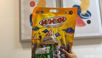 Tahun ini Momogi juga menjual paket ciki dengan harga Rp 10.000 saja per bungkusnya. Isiannya lebih banyak ada sekitar 10 produk snack yang terdiri dari snack jagung, biskuit, hingga wafer keluaran Momogi. Foto: detikFood