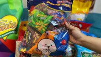 Dari Smax ada paket ciki Party Pack seharga Rp 15.000 isinya banyak, ada Corntoz sampai Smax O Ring yang ikonik.  Foto: detikFood