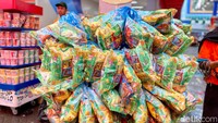 Salah satu jajanan wajib di PRJ setiap tahunnya adalah paket snack berisi aneka makanan ringan yang dikemas dalam satu bingkisan cantik dengan harga lebih murah. Jajanan ini juga lebih beken dengan sebutan chiki atau ciki. Foto: detikFood