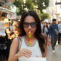 Begini gayanya saat menikmati tanghulu yang jadi viral di Korea. Foto: Instagram