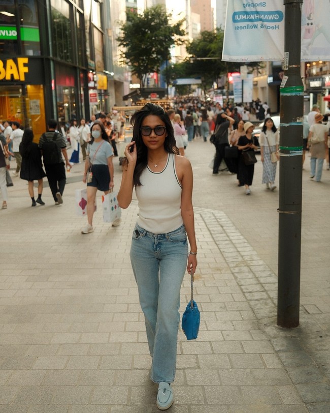 Ia juga melengkapi penampilan dengan kacamata dan tas Chanel juga sepatu bernuansa biru yang matching dengan keseluruhan gaya. Tak heran jika fotonya dipuji oleh suami sendiri. Keren bgt fotonya, tulis Arhan. Foto: Instagram