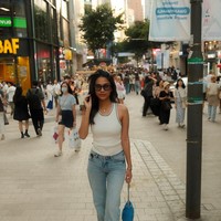 Ia juga melengkapi penampilan dengan kacamata dan tas Chanel juga sepatu bernuansa biru yang matching dengan keseluruhan gaya. Tak heran jika fotonya dipuji oleh suami sendiri. Keren bgt fotonya, tulis Arhan. Foto: Instagram