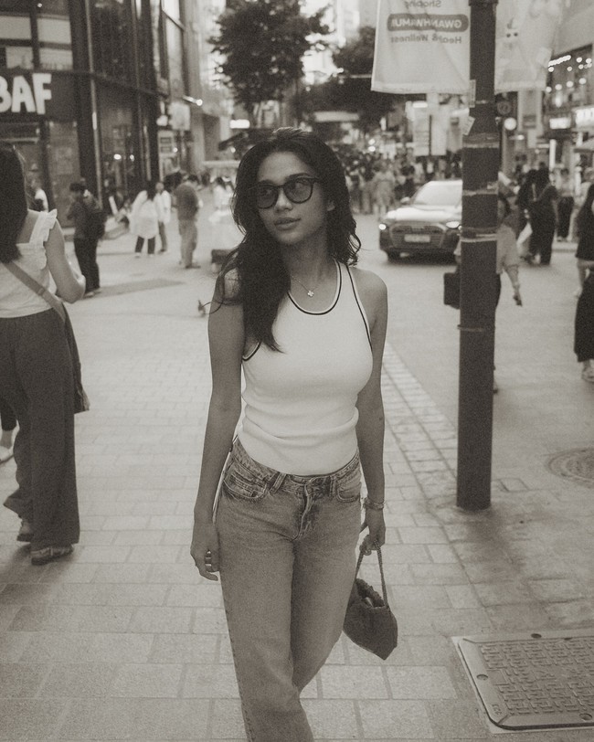 Pratama dan Azizah pun tampak sudah menyusuri ibu kota Seoul setelah kepindahan mereka ke Korea Selatan. Dalam foto terbaru, Azizah mengunggah gayanya saat jalan-jalan. Foto: Instagram