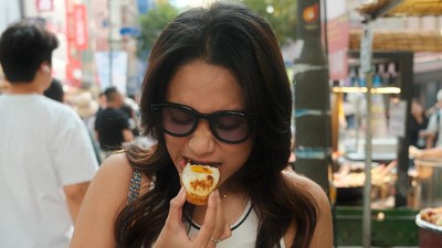 Potret Azizah Temani Pratama Arhan di Korea, Pamer Gaya Saat Jajan Street Food