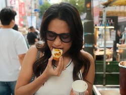 Potret Azizah Temani Pratama Arhan di Korea, Pamer Gaya Saat Jajan Street Food