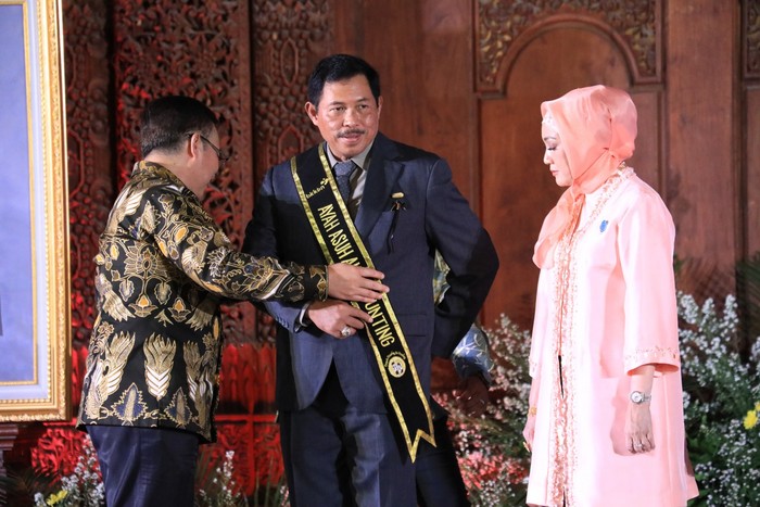 Badan Kependudukan dan Keluarga Berencana Nasional (BKKBN) memberikan anugerah Dharma Karya Kencana kepada Pj Gubernur Jawa Tengah Nana Sudjana.