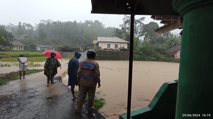 Banjir di Kecamatan Lengkong, Kabupaten Sukabumi, Sabtu (29/6/2024).
