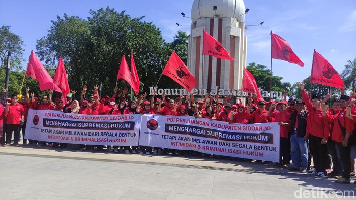 Banteng-banteng Sidoarjo menggelar aksi pernyataan sikap dukung Hasto di Monumen Jayandaru.