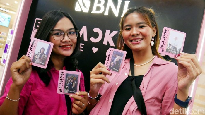 Blink Merapat, Ada Kartu TapCash Spesial Blackpink Nih Dua orang Blink atau penggemar grup K-Pop Blackpink menunjukkan Kartu TapCash Blackpink the Game usai peluncurannya di Jakarta, Sabtu (29/6/2024). Dalam rangka menyambut HUT ke-78, BNI meluncurkan Kartu TapCash Blackpink the Game yang merupakan produk official berlisensi resmi bergambar empat member Blackpink yaitu Jisoo, Jennie, Rose, dan Lisa serta dilengkapi hologram ekslusif dan tanda tangan resmi masing-masing personel.
