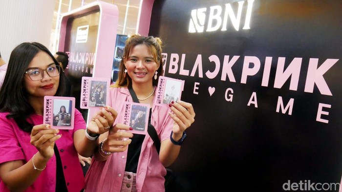 Dua orang Blink atau penggemar grup K-Pop Blackpink menunjukkan Kartu TapCash Blackpink the Game usai peluncurannya di Jakarta, Sabtu (29/6/2024). Dalam rangka menyambut HUT ke-78, BNI meluncurkan Kartu TapCash Blackpink the Game yang merupakan produk official berlisensi resmi bergambar empat member Blackpink yaitu Jisoo, Jennie, Rose, dan Lisa serta dilengkapi hologram ekslusif dan tanda tangan resmi masing-masing personel.