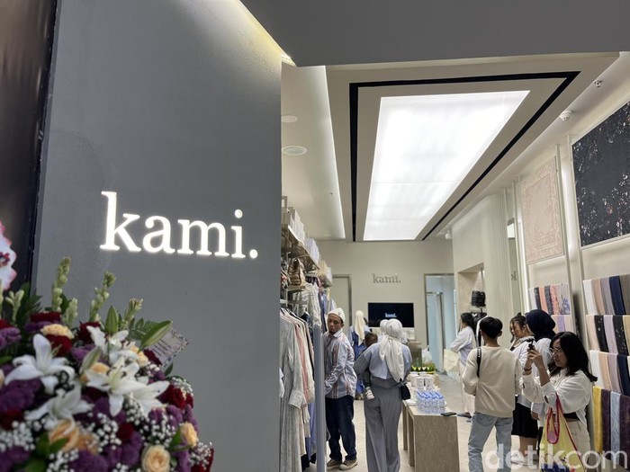 Brand hijab dan modest fashion Kami. membuka gerai di Kota Kasablanka (29/6/2024).