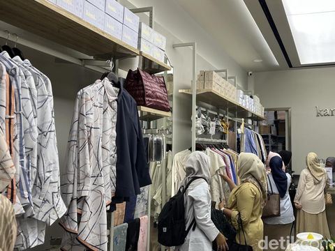 Brand hijab dan modest fashion Kami. membuka gerai di Kota Kasablanka (29/6/2024). Brand hijab dan modest fashion Kami. membuka gerai di Kota Kasablanka (29/6/2024).