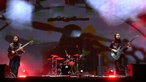Voice of Baceprot tampil di panggung Woodsies di Glastonbury pada Jumat (28/6/2024). (Foto: AFP/OLI SCARFF)