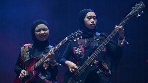 Apalagi mereka adalah band dengan personel semua perempuan berhijab. Wah makin heboh deh tuh penonton di Glastonbury! (Foto: AFP/OLI SCARFF)