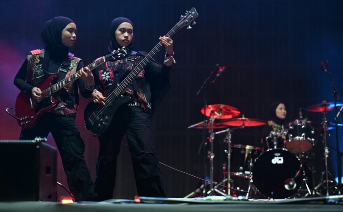 BRITAIN-MUSIC-FESTIVAL Firda Marsya Kurnia (L) and Widi Rahmawati of Indonesian rock band Voice of Baceprot, perform on the Woodsies stage on the third day of the Glastonbury festival at Worthy Farm in the village of Pilton in Somerset, southwest England, on June 28, 2024. The festival takes place from June 26 to June 30. (Photo by Oli SCARFF / AFP)
