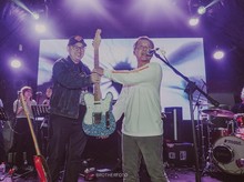 Saat Cholil Vokalis Efek Rumah Kaca Diberi Gitar Hasil Daur Ulang 1.700 Botol Plastik Saat Cholil Vokalis Efek Rumah Kaca Diberi Gitar Hasil Daur Ulang 1.700 Botol Plastik