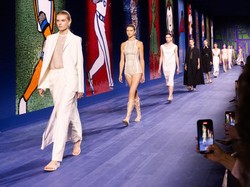 Saat Adibusana dan Olahraga Melebur di Catwalk Paris Jelang Olimpiade 2024