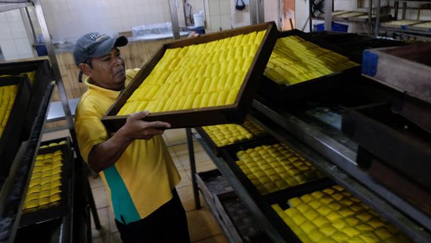 Pekerja menata cetakan Tahu Susu Lembang di Lembang, Kabupaten Bandung, Jawa Barat, Sabtu (29/6/2024).  Menurut perajin, pada musim liburan produksi Tahu Susu Lembang meningkat hingga dua kali lipat dibanding hari biasa yaitu dari 1.600 papan cetak menjadi 3.200 papan cetak per hari yang dijual Rp25 ribu - Rp35 ribu per kotak.  ANTARA FOTO/Anis Efizudin/rwa.