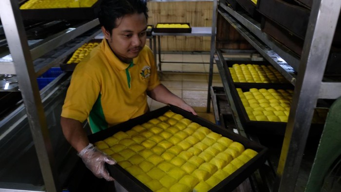 Cuan Musim Liburan, Produksi Tahu Susu Lembang Meningkat Pekerja menata cetakan Tahu Susu Lembang di Lembang, Kabupaten Bandung, Jawa Barat, Sabtu (29/6/2024). Menurut perajin, pada musim liburan produksi Tahu Susu Lembang meningkat hingga dua kali lipat dibanding hari biasa yaitu dari 1.600 papan cetak menjadi 3.200 papan cetak per hari yang dijual Rp25 ribu - Rp35 ribu per kotak. ANTARA FOTO/Anis Efizudin/rwa.
