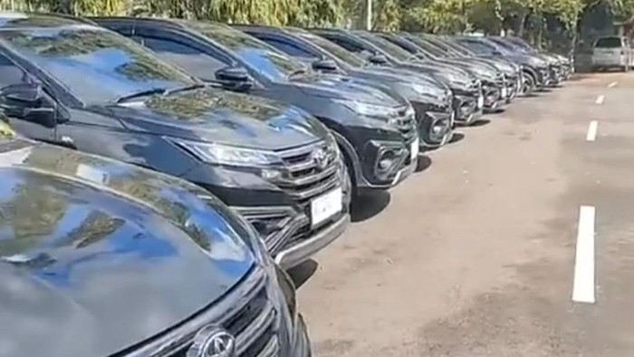Deretan mobil baru 12 Kades di Prabumulih.