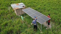 Foto udara mahasiswa Politeknik Negeri Kupang bersama petani setempat melakukan perawatan instalasi pembangkit listrik tenaga surya (PLTS) untuk mesin pompa air di persawahan Desa Pukdale, Kupang Timur, Kabupaten Kupang, Nusa Tenggara Timur (NTT), Sabtu (29/6/2024).