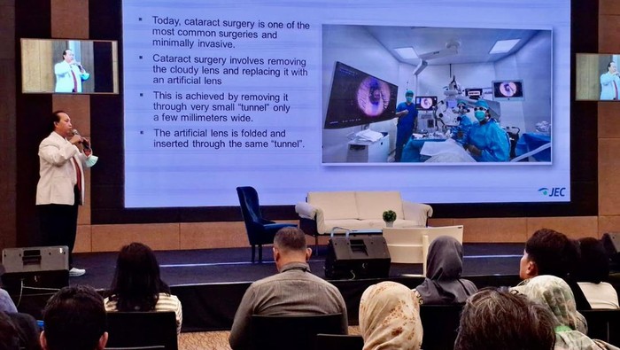 Sosialisasi terkait katarak terus digiatkan. Hal ini guna meningkatkan kesadaran masyarakat untuk mencegah atau mengobati katarak.