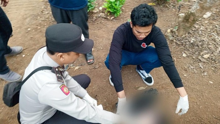 Evakuasi penemuan jasad bayi di TPU Malang.