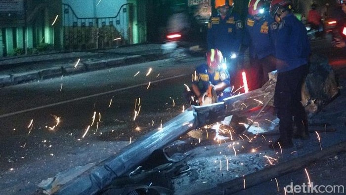 Evakuasi tiang traffic light yang roboh ditabrak bus di Klaten, Sabtu (29/6/2024).