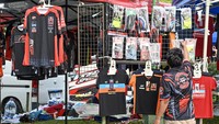 Pedagang pernak-pernik berupa kaos, jersey dan topi bertemakan MXGP tersebut datang dari Bandung dan menjual dagangannya mulai harga Rp60 ribu hingga Rp200 ribu. 