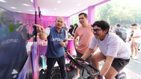 Leonard Darmawan Bimbuain selaku Category Head of Health Supplement PT Darya Varia Laboratoria (tengah) mengajak pengunjung booth Level Up With Enervon mengikuti Static Cycling Challenge yang bertujuan untuk meningkatkan energi dalam meraih ambisi dan goals di tahun 2024. Pengunjung juga bisa menuliskan harapan mereka di Wall of Goals, serta mengajak lebih banyak individu untuk meningkatkan energi dengan berbagai kegiatan olahraga, yang dapat diikuti oleh publik dan gratis.
