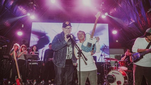 Vokalis band Efek Rumah Kaca Cholil Mahmud mendapat gitar daur ulang dari tokoh pemuda Cianjur, Muhamad Abdul Azis. Gitar ini simbol semangat 'Go Green’.